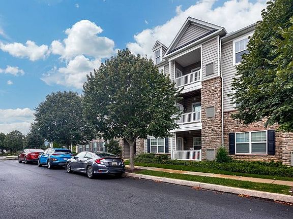 exterior-the-villas-at-castleton-apartments