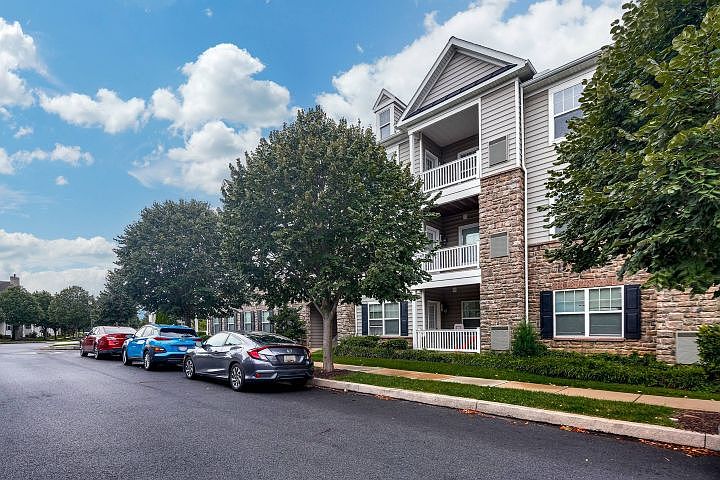 exterior-the-villas-at-castleton-apartments