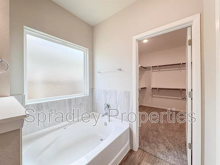 2716 Fox River Dr — Photo 16