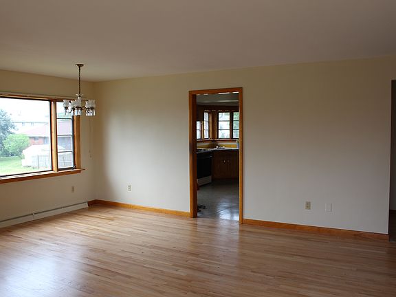 4th image of 701 Oak Hill Ave