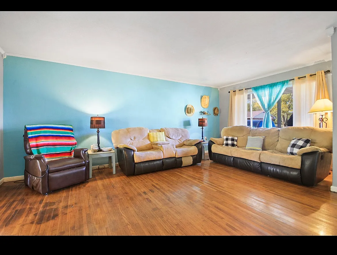 4 bed, 2.5 bath, 2500 sqft, $1,850 — Photo 4