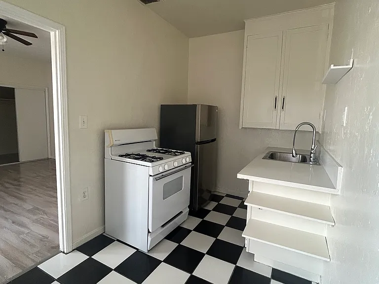 4367 Oakwood Ave #304 — Photo 8
