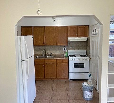 3rd image of 61-10 Cloverdale Blvd