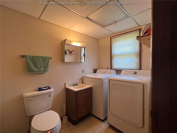 3rd image of 752 1/2 Campbells Creek Dr