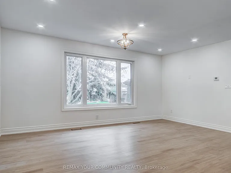 18 Ironshield Cres — Photo 9