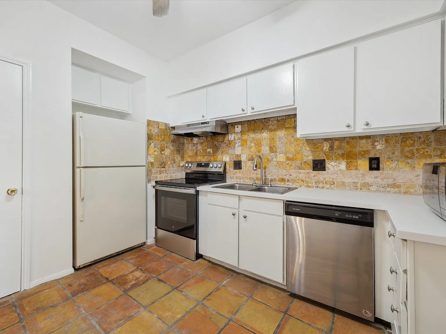 2100 Tanglewilde St — Photo 4
