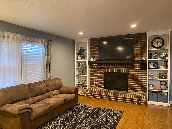 3rd image of 1522 W Broadmoor Ln