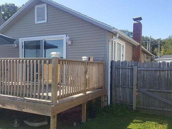 3rd image of 829 S Lakeside Dr