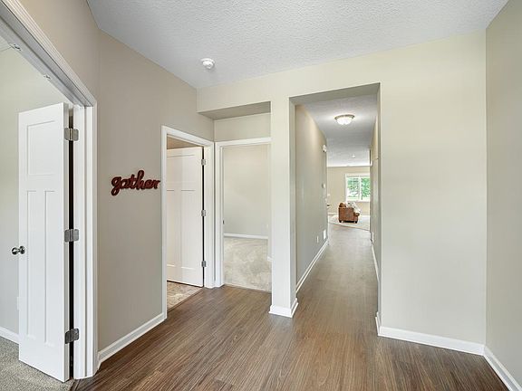 4th image of 1085 Roselyn Dr