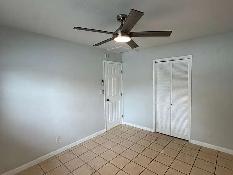 325 NW 15th St — Photo 11