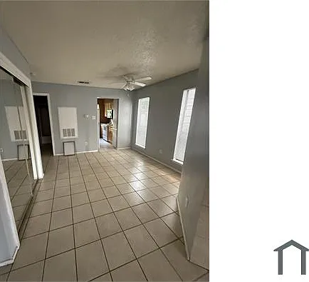 2009 W Loop #C — Photo 3