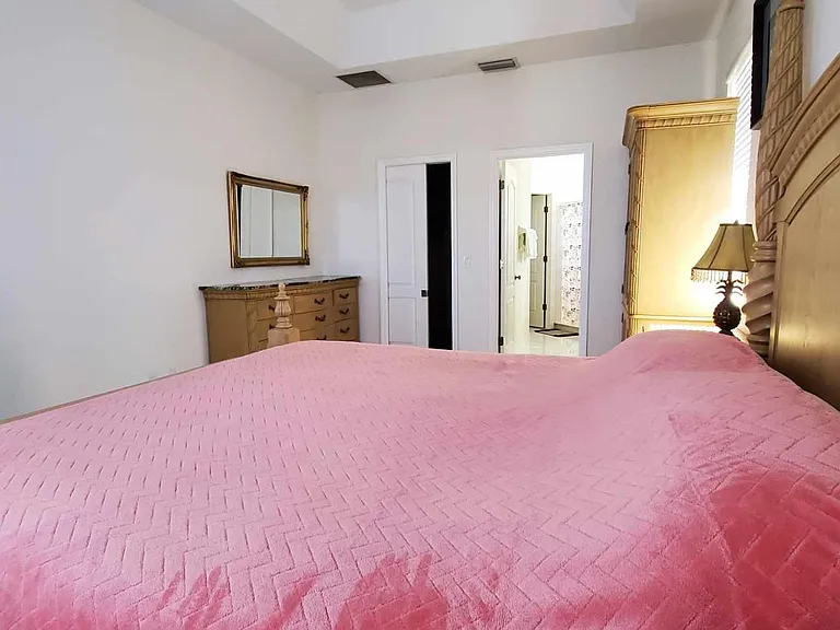 2323 Pan American Blvd — Photo 33
