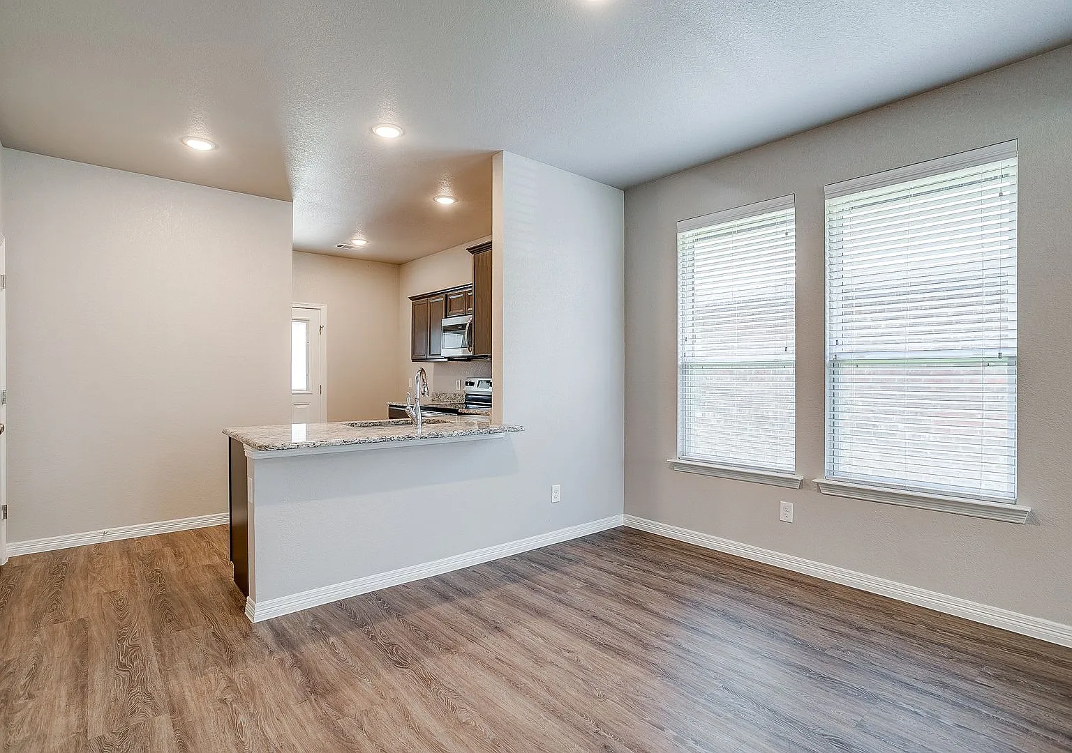 Beautiful home located on corner lot — Photo 2