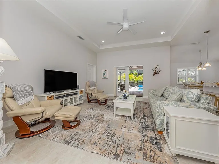 236 Holly Rd — Photo 8