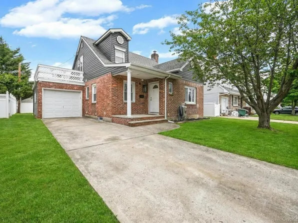 6 Willow Road, New Hyde Park, NY 11040