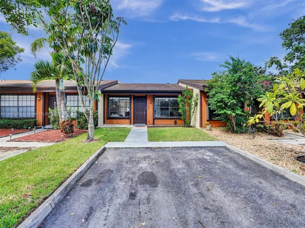 2360 Peach Ct, Pembroke Pines, FL 33026
