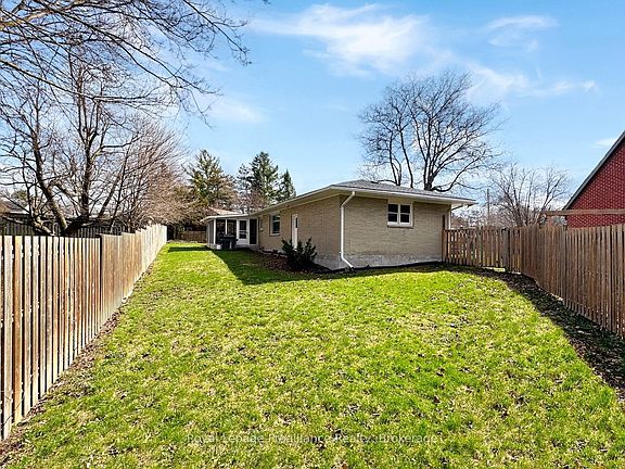 3rd image of 7 Eastwood Park Dr