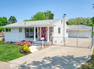 860 Friar Dr, Milford, MI