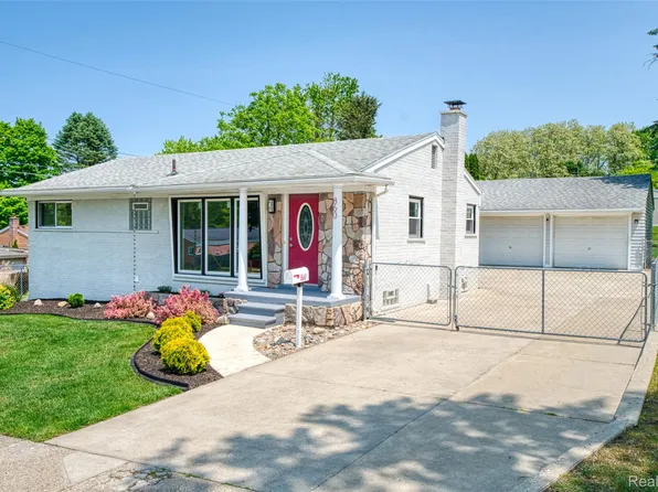 860 Friar Dr, Milford, MI 48381