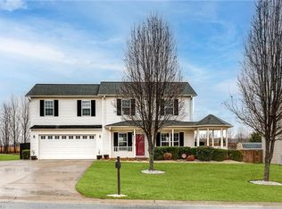 844 Leach Ave, Thomasville, NC 27360