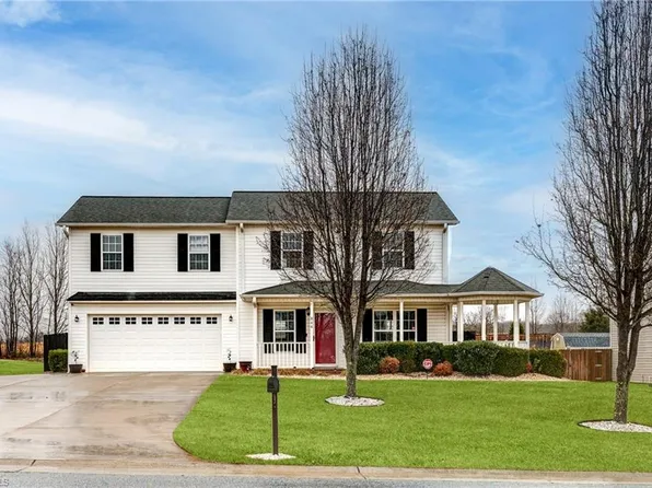 844 Leach Ave, Thomasville, NC 27360