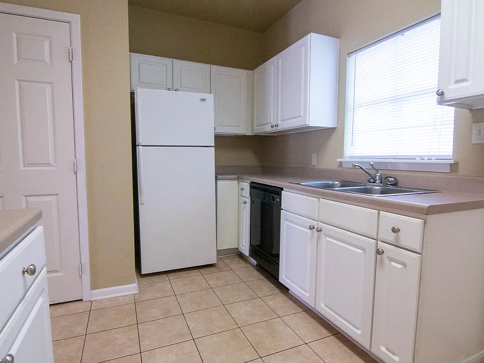 PELICAN-PLACE-TOWNHOMES-4439-BROWN-KITCHEN_06272023