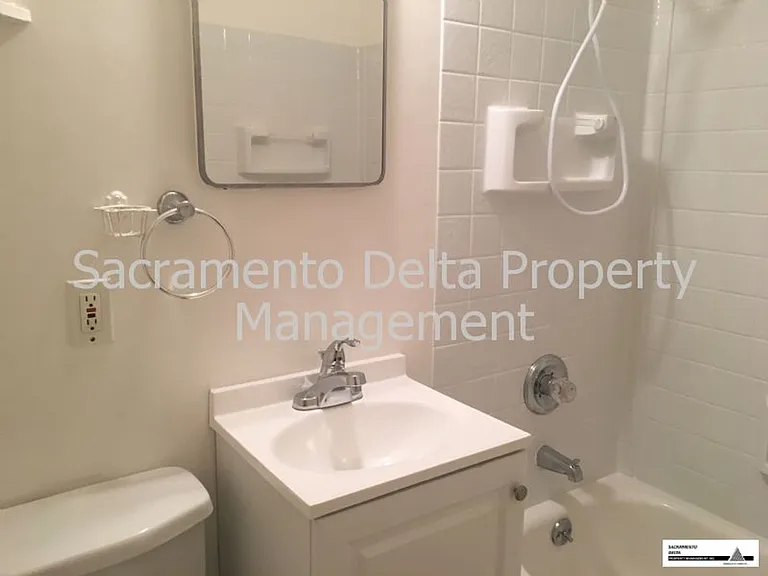 1712 F St #4 — Photo 17