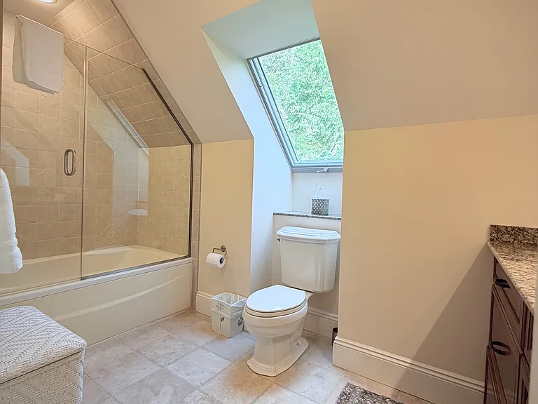 Guest Apartment Bath