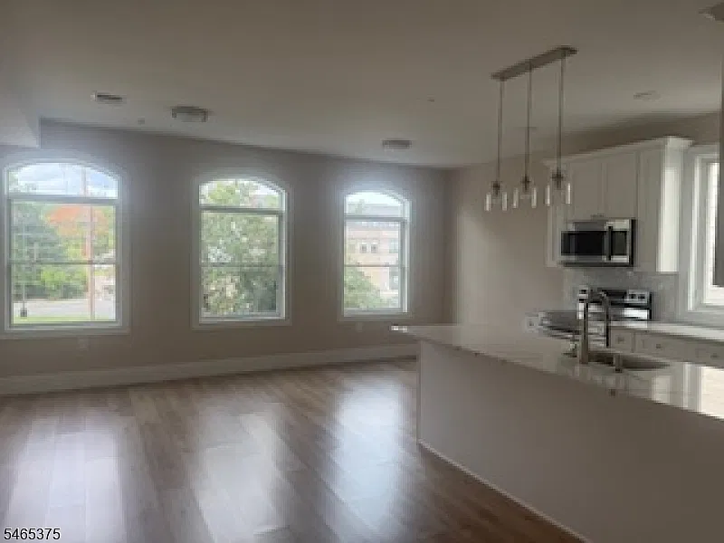 1 bed, 1.0 bath, $2,350 — Photo 2