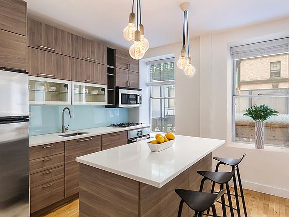 4th image of 125 W 56th St APT 2A