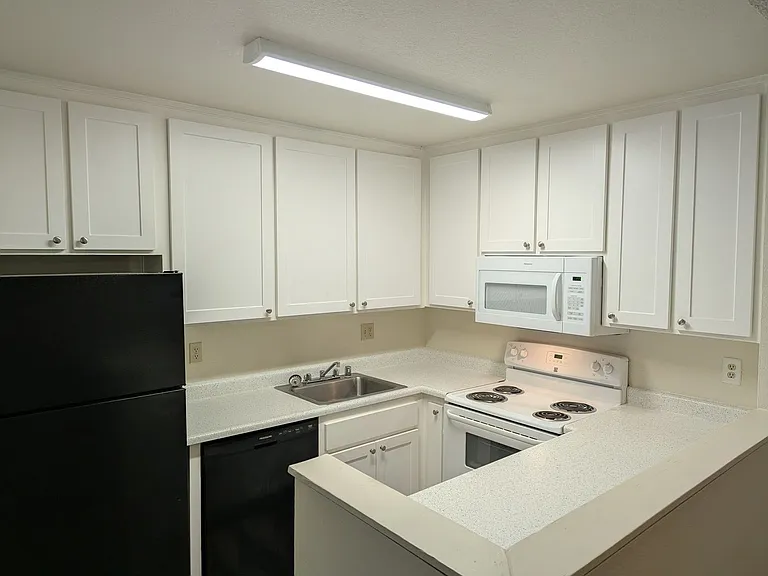 Eastlake Apartments — Photo 44