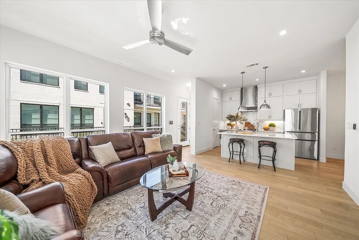 3 bed, 3.5 bath, 2718 sqft, $7,650 — Photo 2