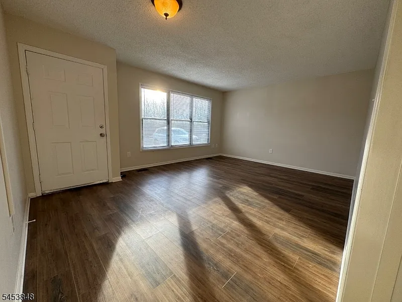 1 bed, 1.0 bath, $1,800 — Photo 2