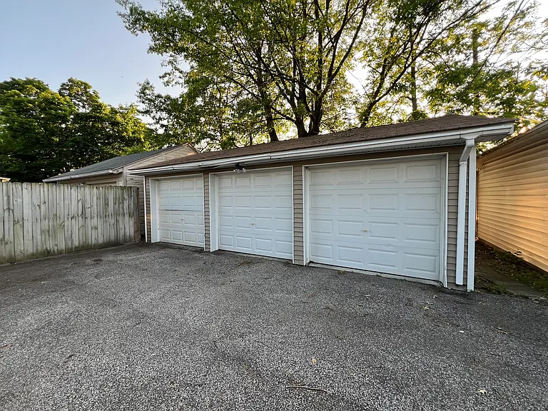 1 Garage Space