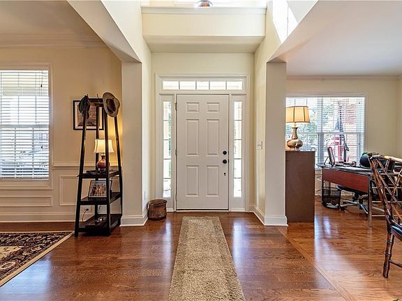 5th image of 323 Northbrooke Ln