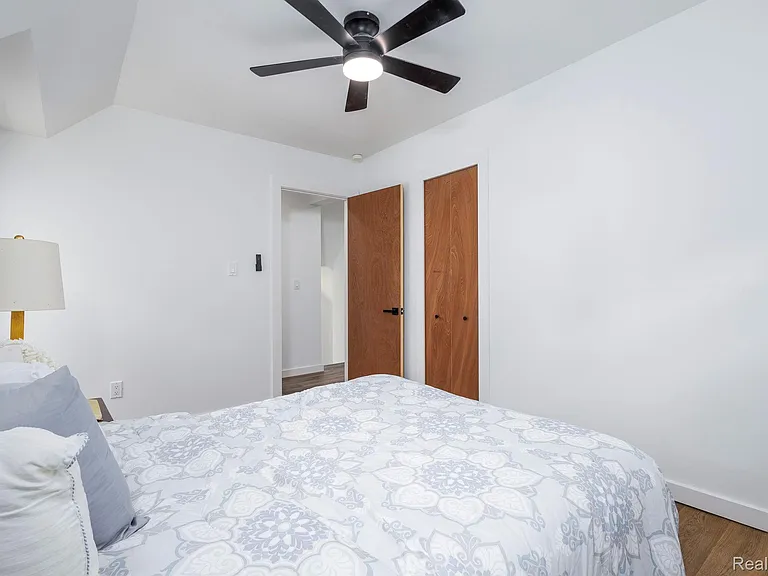 2744 Lawrence St — Photo 20