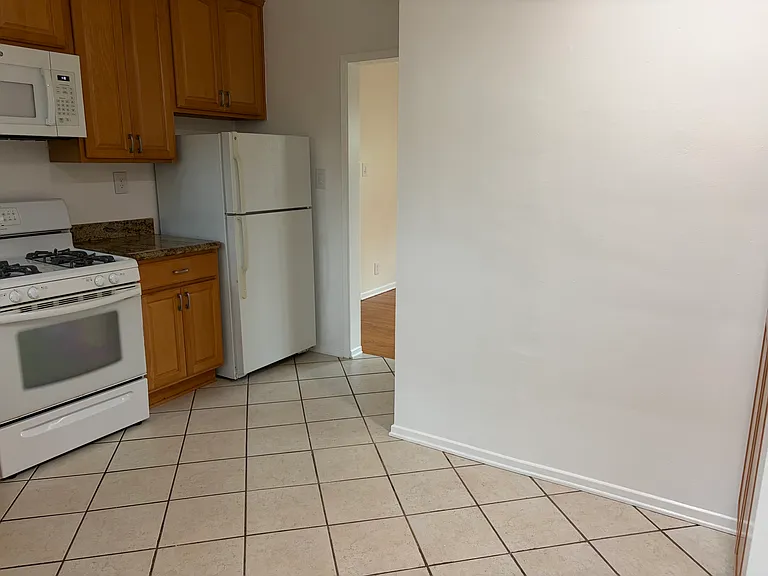 1249 Devon Ave — Photo 11