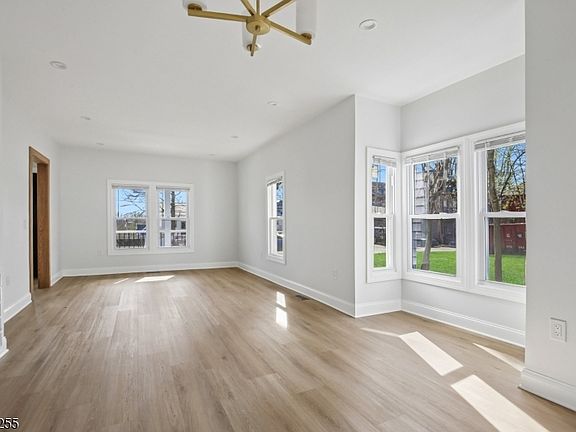 2nd image of 11 New St