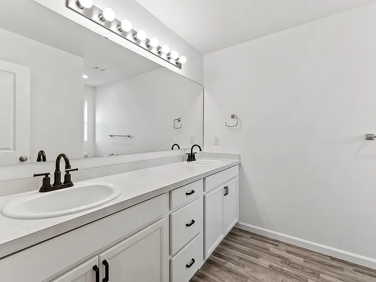 1061 Ebbets Dr SW — Photo 32