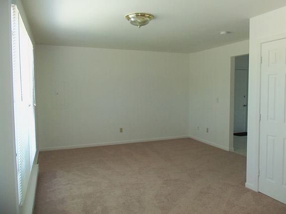 4th image of 492 Tall Cedar Ln