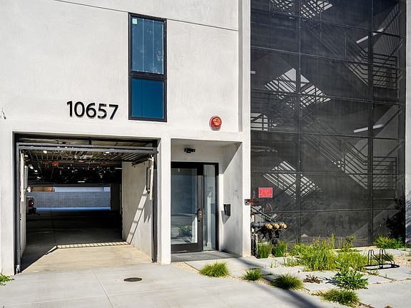 3rd image of 10657 Moorpark St #404