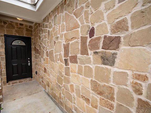 4-2.5-2 car garage with Master down