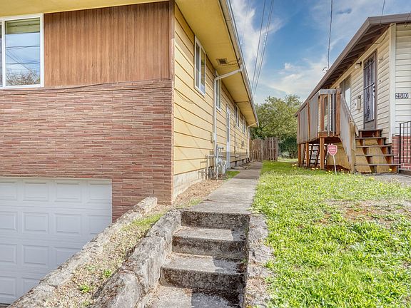 4th image of 2534-2536 SE 30th Ave #2534