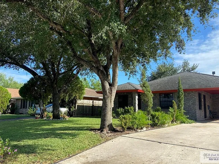 1910 Wyoming Dr — Photo 2