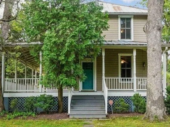 16 Maple Ave, Washington Grove, MD 20880
