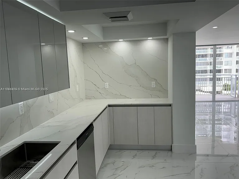 18031 Biscayne Blvd #502 — Photo 1