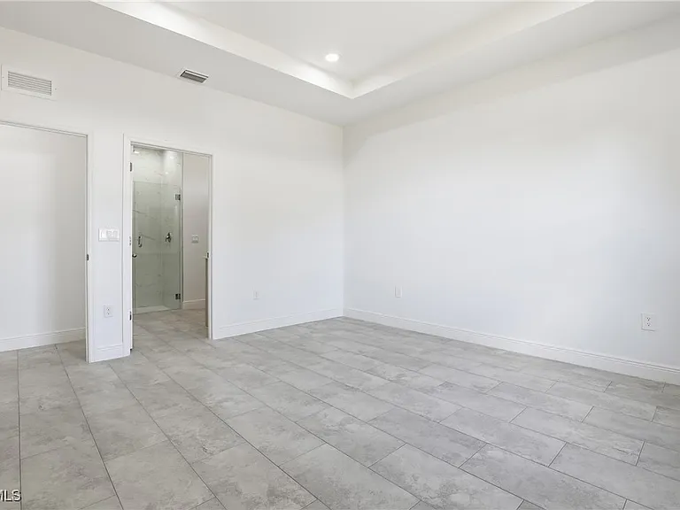 1087 Rugby Ln — Photo 8