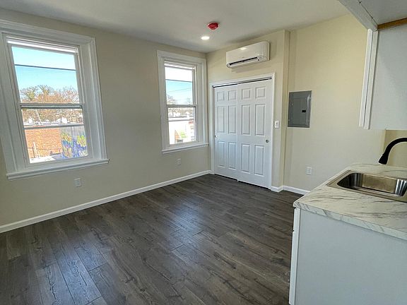 2nd image of 810 W Somerset St #3