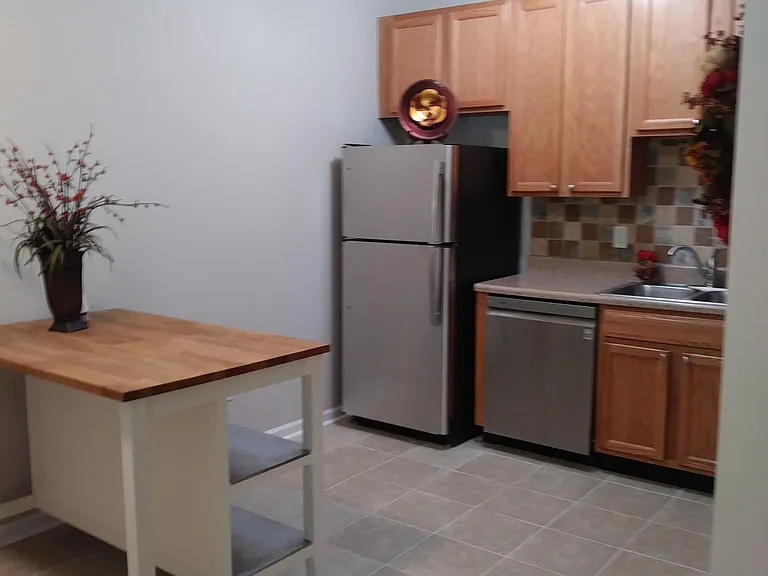 Fully equipped Eat-in Kitchen with Breakfast Island. Stainless Steel appliances.