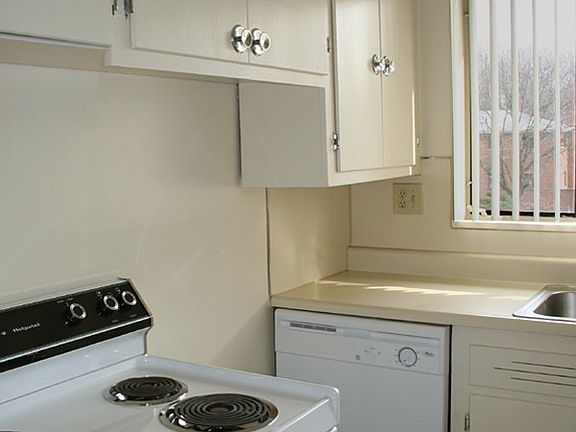 4th image of 3287 Albert Ave